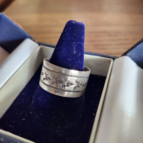 Vintage Navajo Sterling Silver Band Ring By RE With Engraved Leaf Design Size 9. - Picture 1 of 6